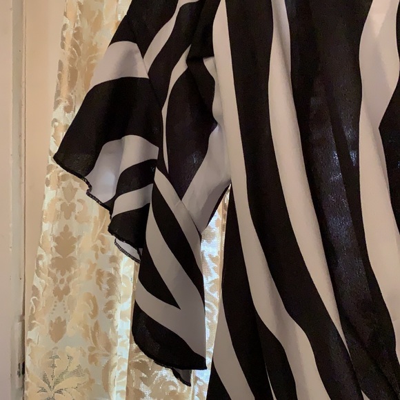 BLACK/WHITE POP OVER TOP WITH SPLIT FLUTTER SLEEVES:SZ L ( no tags) TIE FRONT - Picture 3 of 6
